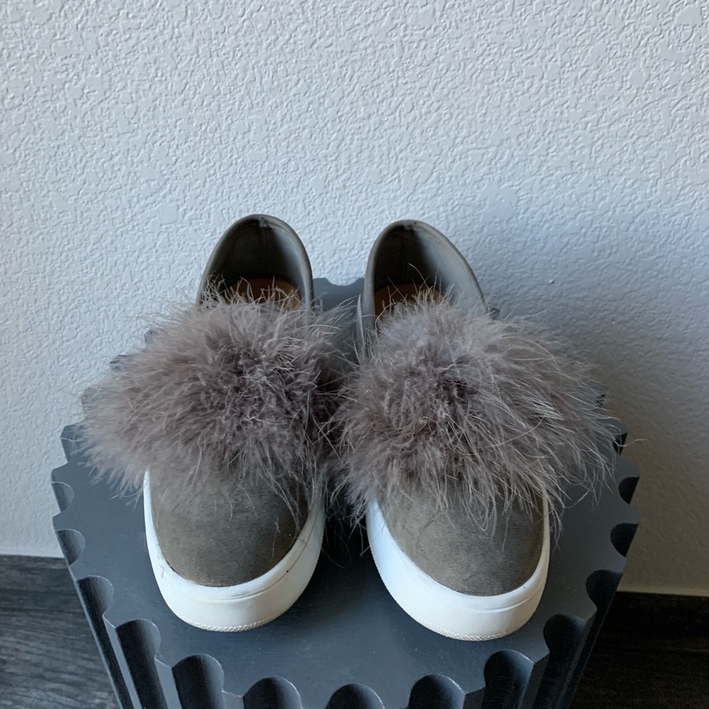 $29🔥Grey sneakers with fur size 8US